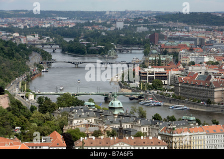 Blick auf die Stadt und die Brücken über den Fluss Moldau, Prag, Tschechische Republik, Europa Stockfoto