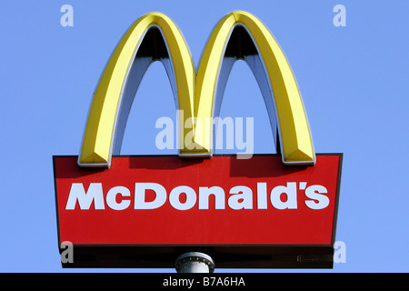McDonald's-Logo unter blauem Himmel, Landau der Isar, Bayern, Deutschland, Europa Stockfoto