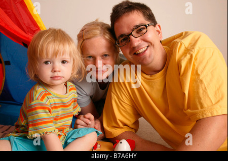 Junges Paar mit ihrem Kind spielen Stockfoto