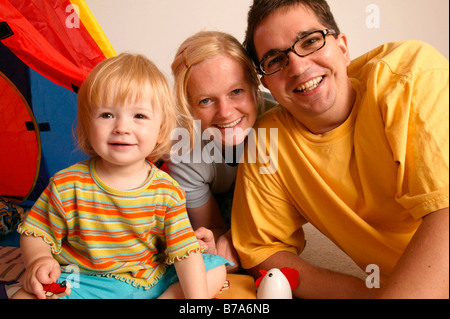 Junges Paar mit ihrem Kind spielen Stockfoto