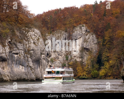 Ausflug Schiff auf die Danube Navigation durch die charakteristisch, wo die Donau die Klippen in der Nähe von Kelheim durchbricht, Stockfoto