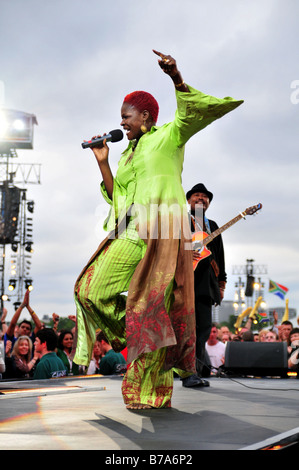 Suzanna Owiyo führt auf der Bühne in London Stockfoto