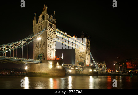 Nachtaufnahme von der Tower Bridge in London, England, Großbritannien, Europa Stockfoto