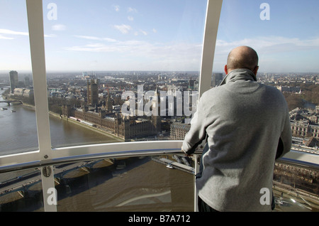 Tourist in einer Kapsel der Millenium Wheel, Blick auf die Themse und Big Ben, London, England, Großbritannien, Europa Stockfoto