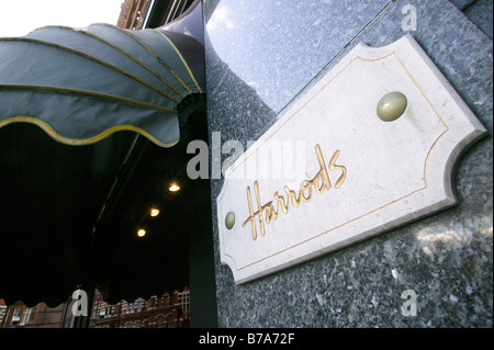 Eintrag Zeichen des Kaufhauses Harrods in London, England, Großbritannien, Europa Stockfoto