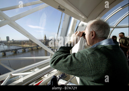 Tourist in einer Kapsel von der Millenium Wheel, Blick auf Big Ben und Westminster Bridge, London, England, Großbritannien, Eur Stockfoto