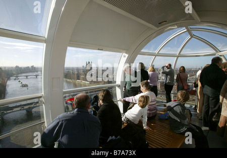 Touristen in einer Kapsel von Millenium Wheel, Blick auf den Fluss Themse in London, England, Großbritannien, Europa Stockfoto