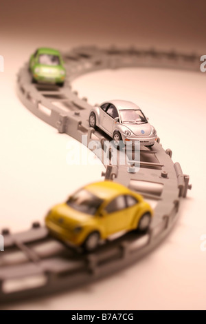 Miniatur-Autos auf Schienen Stockfoto