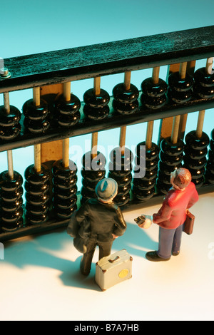 Unternehmer-Figuren vor Abakus, Counting Rahmen Stockfoto