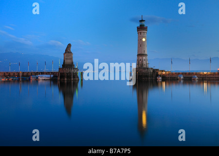 Der bayerische Löwe und der neue Leuchtturm, erbaut im Jahre 1856 in Lindau an den Bodensee, Schwaben, Bayern, Deutschland, Europa Stockfoto