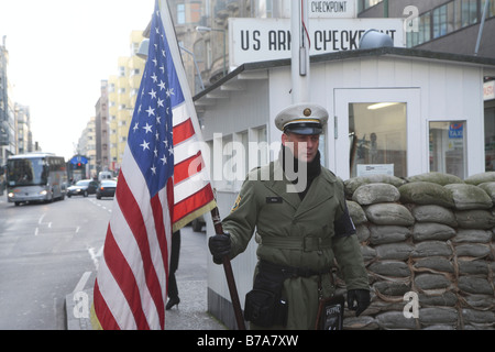 Amerikanischer Soldat bewacht den Checkpoint, extra für Touristen, Friedrichstraße Straße, Berlin, Deutschland, Europa Stockfoto