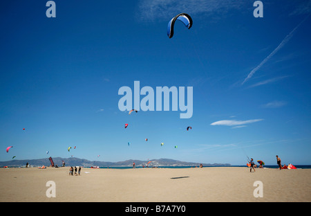 Kitedurfer Taiji am Strand von Empuriabrava, Costa Brava, Katalonien, Mittelmeer, Spanien, Europa Stockfoto