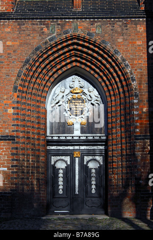 Dekorative hölzerne Eingangstür, Kirche des Heiligen Nikolaus in der Altstadt von Wismar, UNESCO-Weltkulturerbe, Hanseati Stockfoto