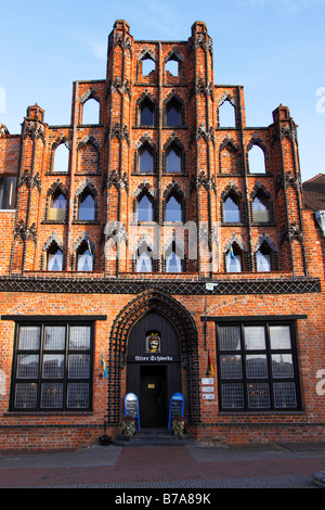 Fassade und Eingang zum historischen Backstein-Haus im gotischen Stil in der historischen Stadt, Restaurant, The Alter Schwede, Alter Schwede ce Stockfoto