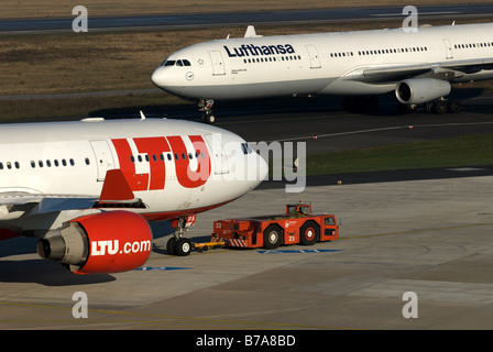 LTU Airbus A340-300 und Lufthansa-Airbus A340-300, Flughafen Düsseldorf, Nordrhein-Westfalen, Deutschland. Stockfoto