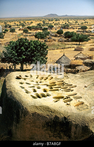 Typische Dekoration am Dach, Nuba-Hütte, Kau-Dorf Stockfoto