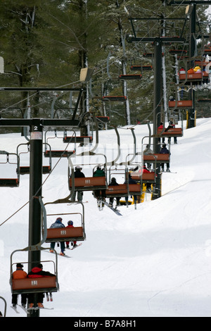 Blick von unten auf ein Skilift unter Skifahrer an die Spitze des Berges. Stockfoto