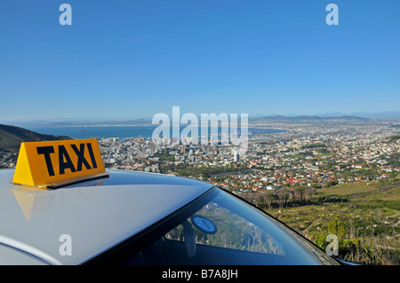 Blick über über eine Taxi-Dach auf Kapstadt von der Tafelberg Seilbahn Basisstation, Südafrika Stockfoto