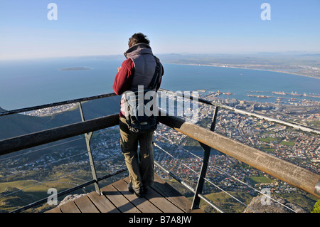 Frau mit Blick auf Kapstadt vom Gipfel des Tafelbergs, Südafrika Stockfoto