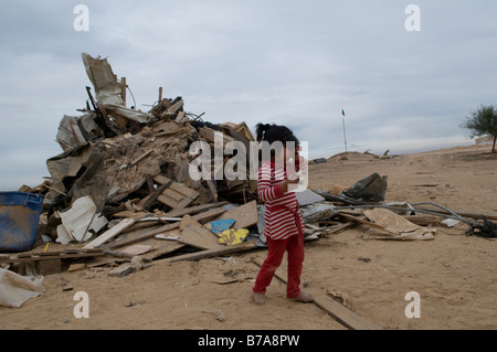 Bedouin Mädchen schreit inmitten Ruine abgerissen Home durch die israelischen Behörden in Abdallah Al Atrash unerkannte Bedouin Village in der Wüste Negev Israel dem Erdboden gleichgemacht Stockfoto