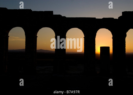 Römische Ruinen, Silhouette bei Sonnenuntergang in Volubilis, Moulay Idris, Marokko, Afrika Stockfoto