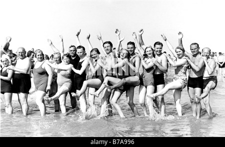 Historisches Foto, Gruppe von Menschen am Strand, ca. 1920 Stockfoto