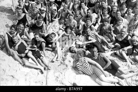 Historisches Foto, Gruppe von Menschen am Strand, ca. 1920 Stockfoto