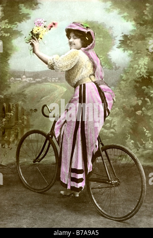 Historisches Foto, Frau auf Fahrrad, ca. 1910 Stockfoto