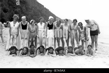 Historisches Foto, Gruppe von Menschen an den Strand, Rügen, Rugia, Deutschland, ca. 1920 Stockfoto