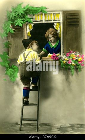 Historisches Foto, "Alpenszenen", kleine Junge Klettern durch seine Liebste Fenster, ca. 1915 Stockfoto