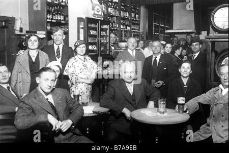 Historisches Foto, Gäste im Pub, um 1915 Stockfoto