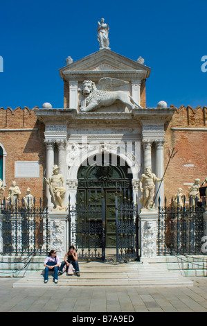 Venedig Venetien Italien zwei Mädchen sitzen auf Stufen außerhalb der Arsenale Stockfoto