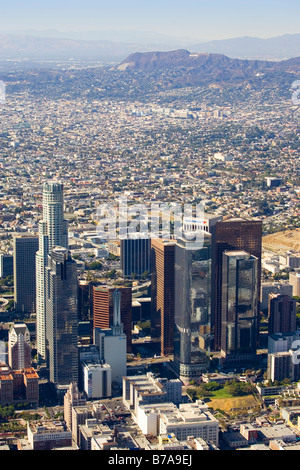 Luftaufnahme der Innenstadt von Los Angeles Kalifornien mit Hollywood Zeichen im Hintergrund Stockfoto