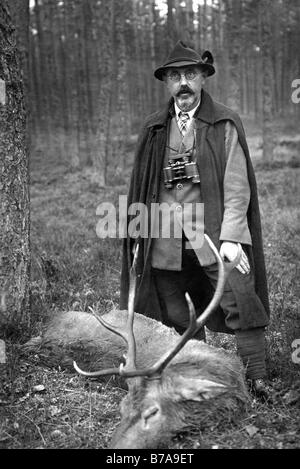 Historisches Foto, Jäger mit getöteten Reh, ca. 1920 Stockfoto