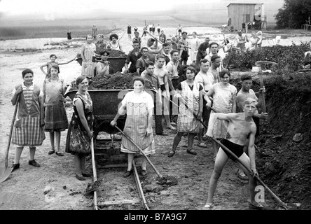 Historisches Foto, Zivilisten arbeiten, ca. 1943 Stockfoto