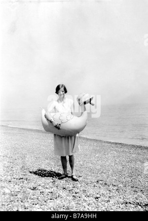 Historisches Foto, Frau am Strand mit Gummiente, ca. 1930 Stockfoto