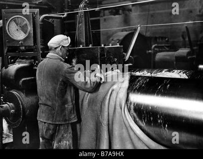 Historisches Foto, Arbeiter in Reifenfabrik, ca. 1940 Stockfoto