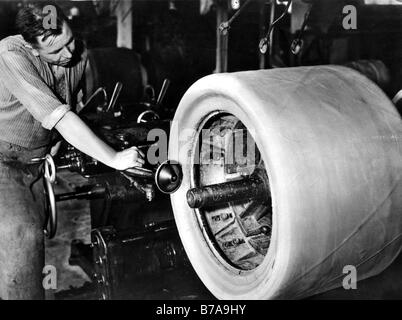 Historisches Foto, Arbeiter in Reifenfabrik, ca. 1940 Stockfoto