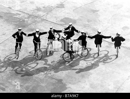 Historisches Bild, Akrobaten, Fahrradfahren, getroffen um 1925 Stockfoto