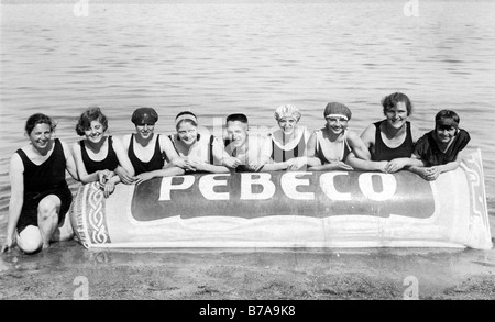 Historisches Bild, Schwimmen Gruppe Werbung für "Pebeco" Sonnencreme, getroffen um 1925 Stockfoto