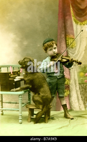 Historisches Bild, junge mit Hund spielen Musik, um 1915 Stockfoto