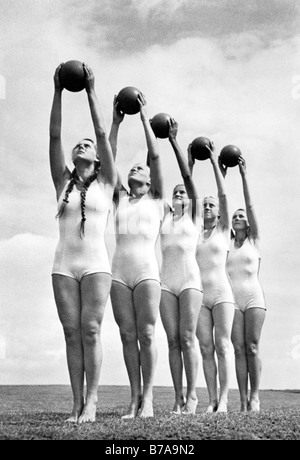 Historisches Foto, Ball Gymnastik, ca. 1940 Stockfoto