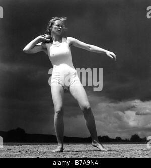 Historisches Foto, weibliche Kugelstoßerin, ca. 1940 Stockfoto