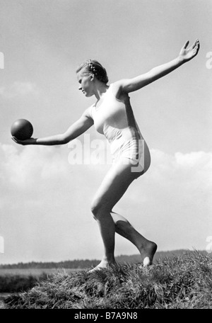 Historisches Foto, Frau Turnen mit Ball, ca. 1940 Stockfoto