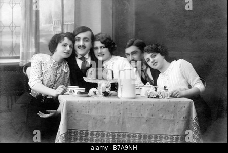 Historisches Foto, drei Frauen und zwei Männer, ca. 1915 Stockfoto