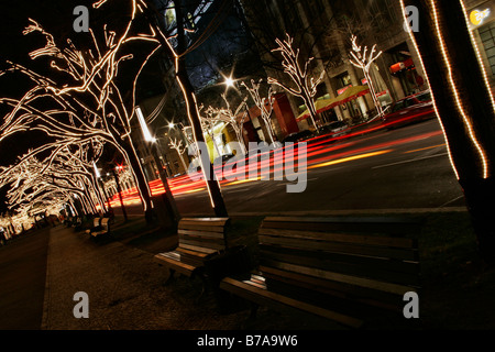 Weihnachts-Dekorationen auf Bäumen, Unter Den Linden, Berlin, Deutschland, Europa Stockfoto