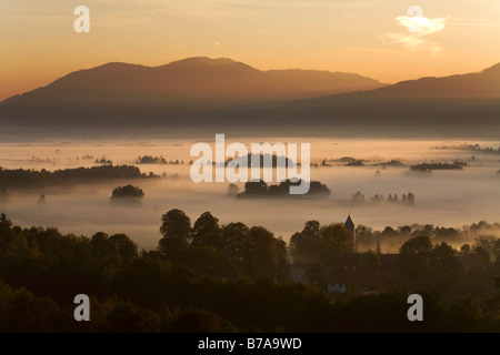 Sunrise, Nebel, Alpen, Kochelsee See, Murnau, bayerische alpine Hochland, Bayern, Deutschland, Europa Stockfoto