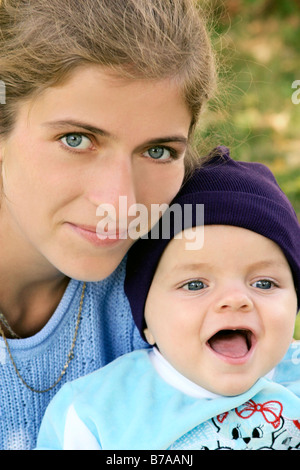 Jungen tragen eine blaue Kappe, Inhalt, mit Mutter Stockfoto