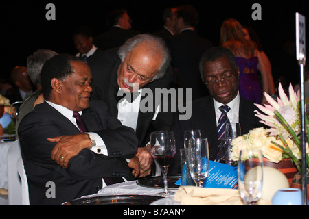 Anwalt George Bizos im Gespräch mit unbekannten Gästen bei einer Fundraising-Veranstaltung in Johannesburg (November 2008) Stockfoto