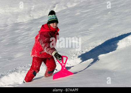 Mädchen 9 Jahre alt mit Schnee-Slider, Dolomiten, Italien, Europa Stockfoto